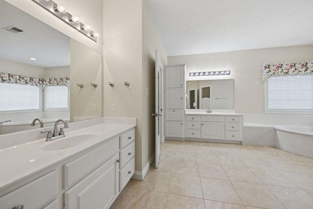 800 W Briarwood Drive, Brenham, TX 77833