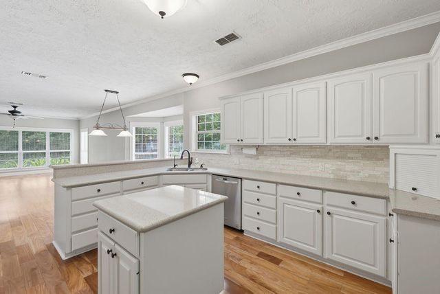 800 W Briarwood Drive, Brenham, TX 77833