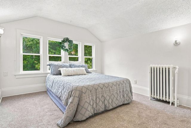 902 Hyacinth Ave E, Saint Paul, MN 55106
