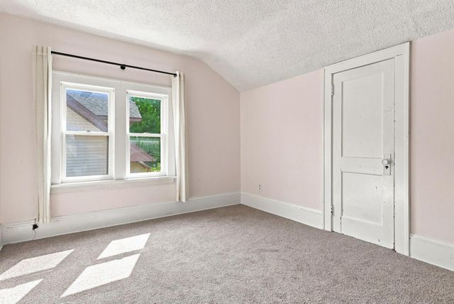 902 Hyacinth Ave E, Saint Paul, MN 55106