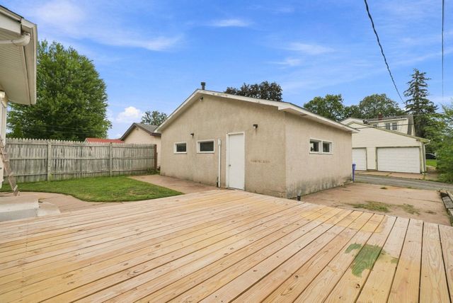 902 Hyacinth Ave E, Saint Paul, MN 55106