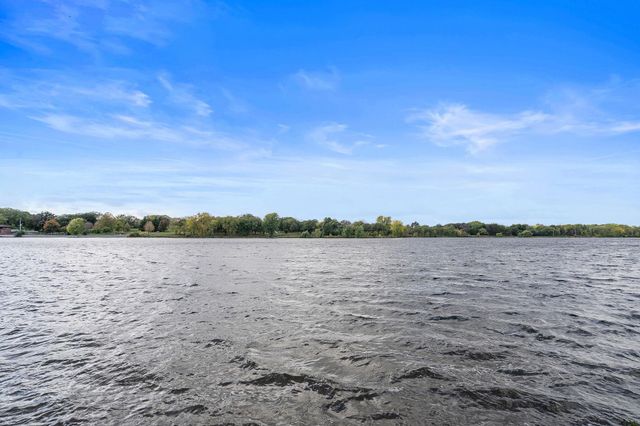 902 Hyacinth Ave E, Saint Paul, MN 55106