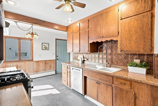902 Hyacinth Ave E, Saint Paul, MN 55106