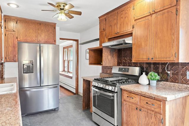 902 Hyacinth Ave E, Saint Paul, MN 55106