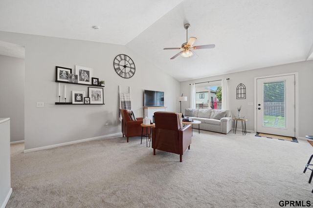 1211 Autumn Road, Hickman, NE 68372