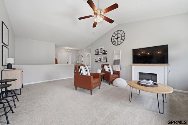 1211 Autumn Road, Hickman, NE 68372