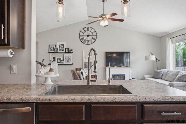 1211 Autumn Road, Hickman, NE 68372