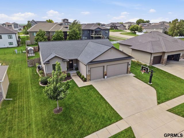 1211 Autumn Road, Hickman, NE 68372