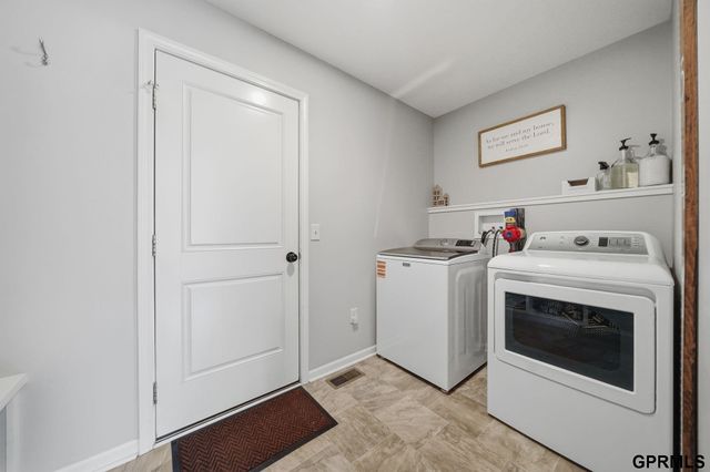1211 Autumn Road, Hickman, NE 68372