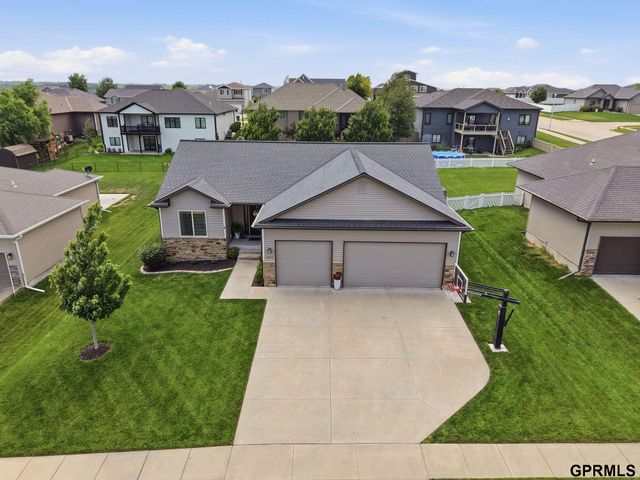 1211 Autumn Road, Hickman, NE 68372