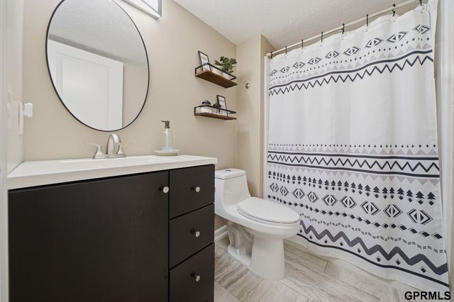 1211 Autumn Road, Hickman, NE 68372