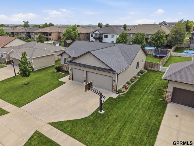 1211 Autumn Road, Hickman, NE 68372