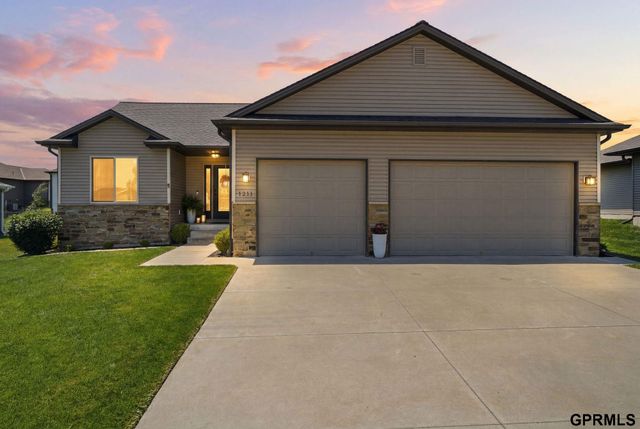 1211 Autumn Road, Hickman, NE 68372