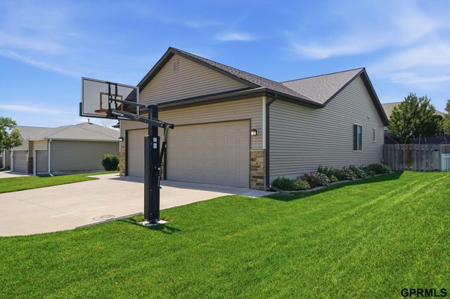 1211 Autumn Road, Hickman, NE 68372