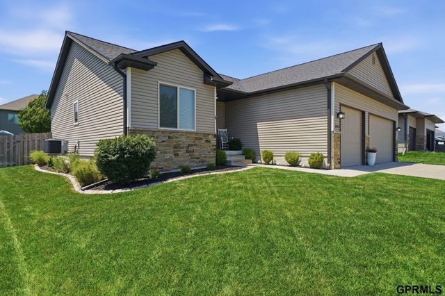 1211 Autumn Road, Hickman, NE 68372