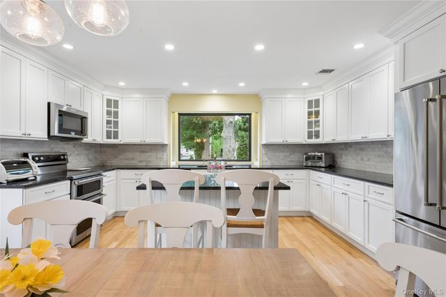 37 Fanning Avenue, Hampton Bays, NY 11946