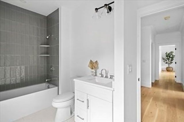 453 Albemarle Rd 453, Newton, MA 02460