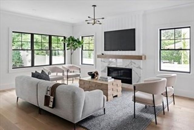 453 Albemarle Rd 453, Newton, MA 02460
