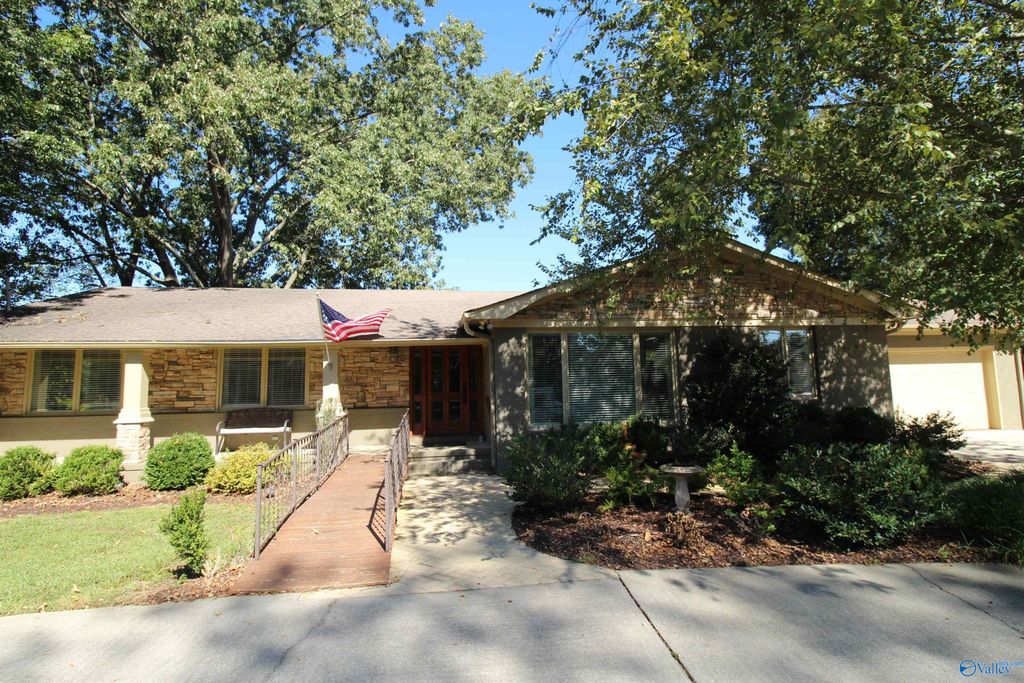 725 Lily Flagg Road SE, Huntsville, AL 35802