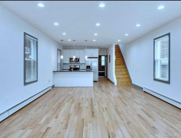 2881 Roberts Avenue, Bronx, NY 10461