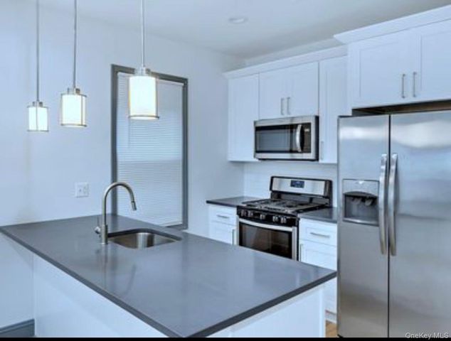2881 Roberts Avenue, Bronx, NY 10461