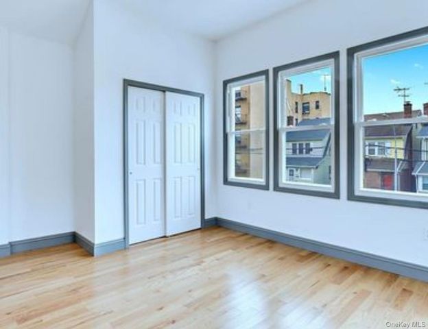2881 Roberts Avenue, Bronx, NY 10461