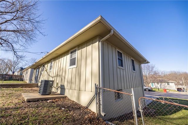 1609 N Ponca Drive, Independence, MO 64058