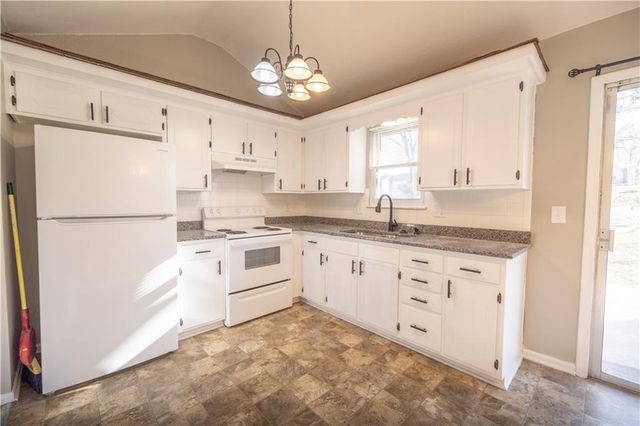 1609 N Ponca Drive, Independence, MO 64058