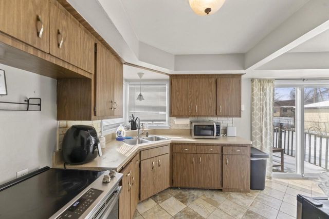 8913 W Daphne STREET, Milwaukee, WI 53224