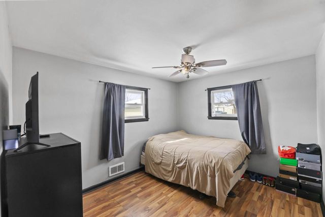 8913 W Daphne STREET, Milwaukee, WI 53224