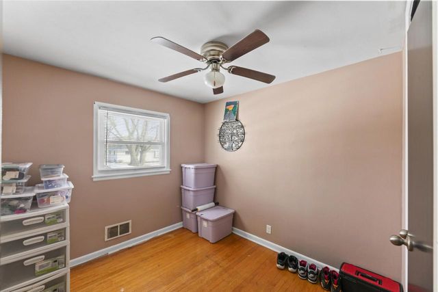 8913 W Daphne STREET, Milwaukee, WI 53224