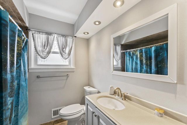 8913 W Daphne STREET, Milwaukee, WI 53224