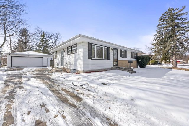 8913 W Daphne STREET, Milwaukee, WI 53224