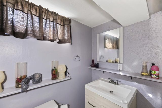 8913 W Daphne STREET, Milwaukee, WI 53224