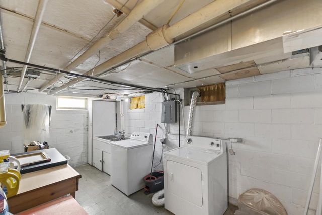 8913 W Daphne STREET, Milwaukee, WI 53224