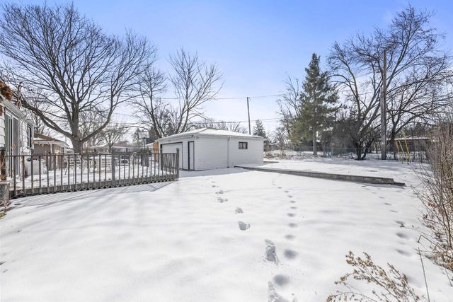 8913 W Daphne STREET, Milwaukee, WI 53224