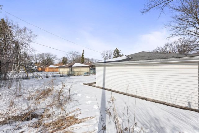 8913 W Daphne STREET, Milwaukee, WI 53224