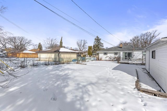 8913 W Daphne STREET, Milwaukee, WI 53224