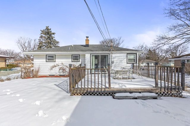 8913 W Daphne STREET, Milwaukee, WI 53224