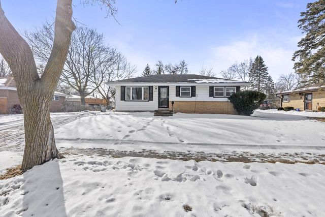 8913 W Daphne STREET, Milwaukee, WI 53224