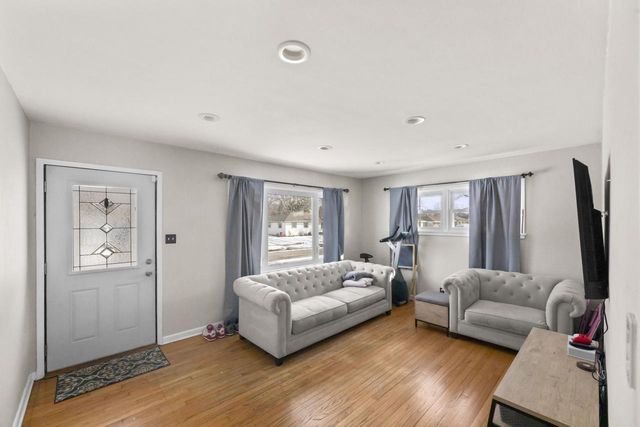 8913 W Daphne STREET, Milwaukee, WI 53224