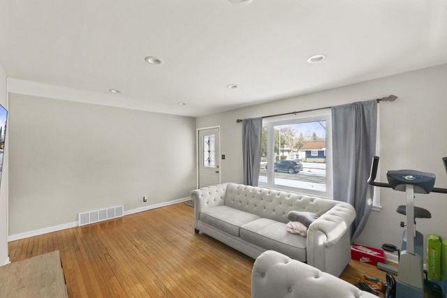 8913 W Daphne STREET, Milwaukee, WI 53224