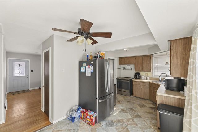 8913 W Daphne STREET, Milwaukee, WI 53224