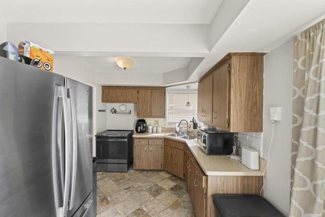 8913 W Daphne STREET, Milwaukee, WI 53224