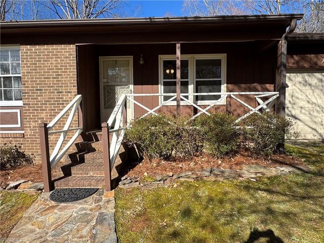 1055 Brookridge Drive, Walnut Cove, NC 27052