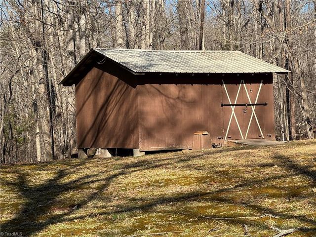 1055 Brookridge Drive, Walnut Cove, NC 27052