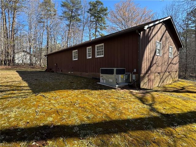 1055 Brookridge Drive, Walnut Cove, NC 27052