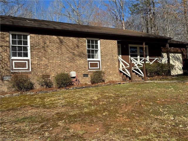 1055 Brookridge Drive, Walnut Cove, NC 27052