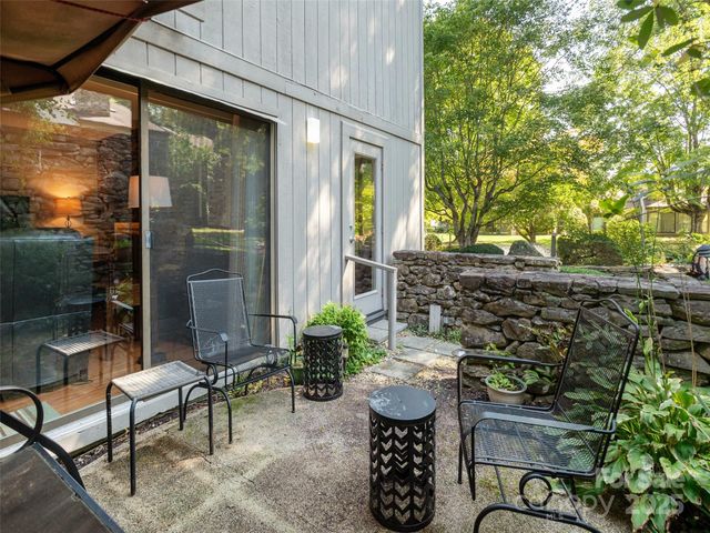 2 Lakemoor Lane, Hendersonville, NC 28739