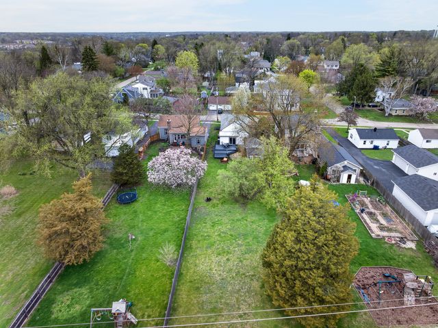320 Chalmers Street, Geneva, IL 60134